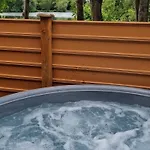 Beech 2 Hot Tub Йорк